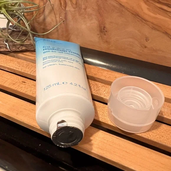 Bliss Fabulous make up melt Facial Cleanser - Picture 3 of 3